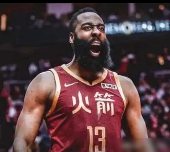 哈登连着三场干了57分、58分、48分。那时候火箭那套阵容，保罗伤了，卡佩拉躺了，基本就剩他一个人抡