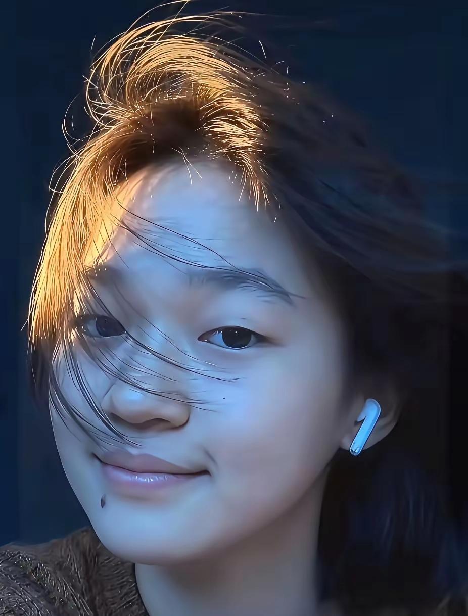 18岁的全红婵，是真的长开了！最新照片里，少女感快溢出屏幕，眼神干净得像山