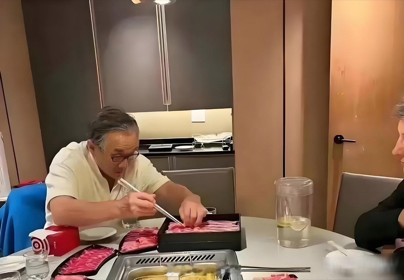 两张照片相隔40年的成龙大哥。