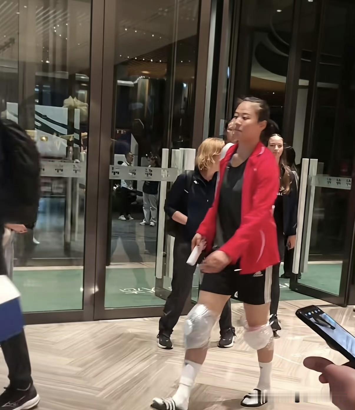 破防了[哭哭][哭哭][哭哭]被龚翔宇整破防了，这是昨晚上输给捷克女排后，走出比