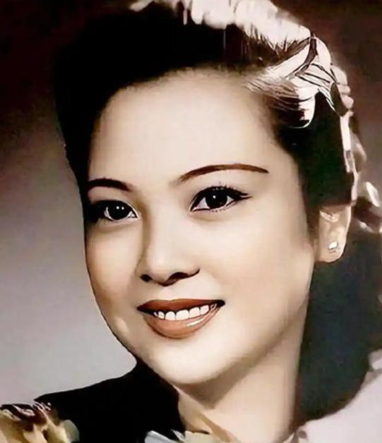 1935年，戴笠最得意的女学生向影心正与日本海军武官贴身热舞。当武官的手滑向她
