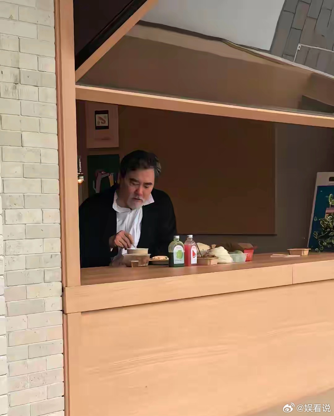 演员赵文瑄现身宁波，果然还是底子好，再怎么老也依然有型。他须发皆白，胡子拉碴的，