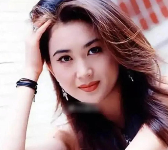 那年，温碧霞和富二代老公何祖光结婚后选择丁克，10年过去了。温碧霞哭着对何祖光说