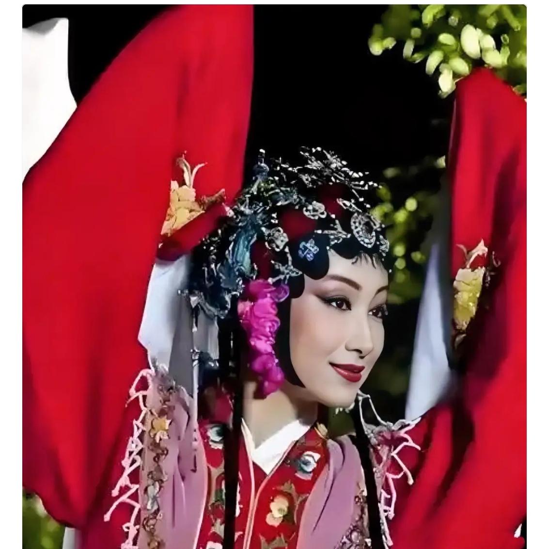 水涌水退水无痕，潮起潮落潮浪花。主角聚光电视剧，跌宕人生百态中。