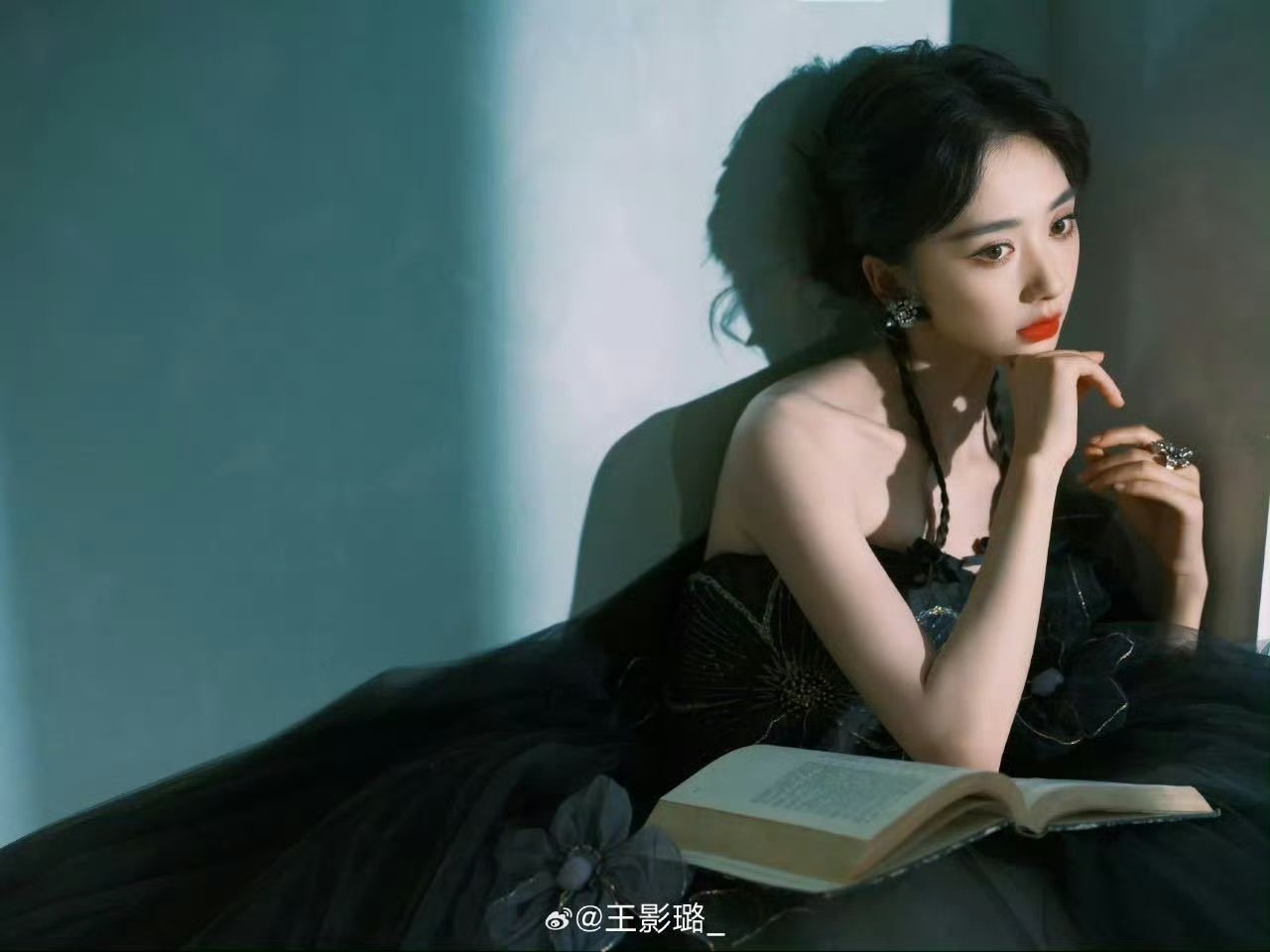 王影璐完全是主人级别黑裙上的立体花朵栩栩如生，与她的气质完美契合。托腮读书时知