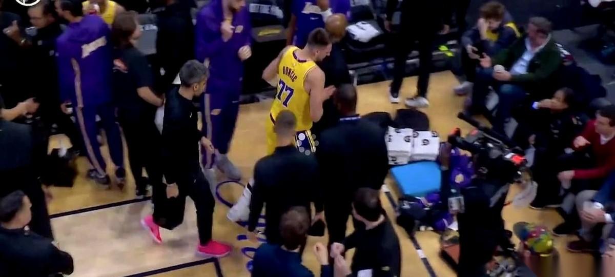 一个叫史密斯的球员，赛季报销了。就因为骑士队那个奇葩主场，地板跟地面有25厘米