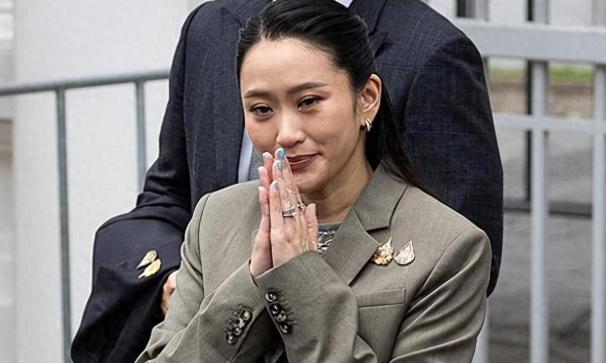 泰国政坛最近炸了个大新闻，刚被宪法法院撸掉总理职位54天的佩通坦，突然扔出辞职炸