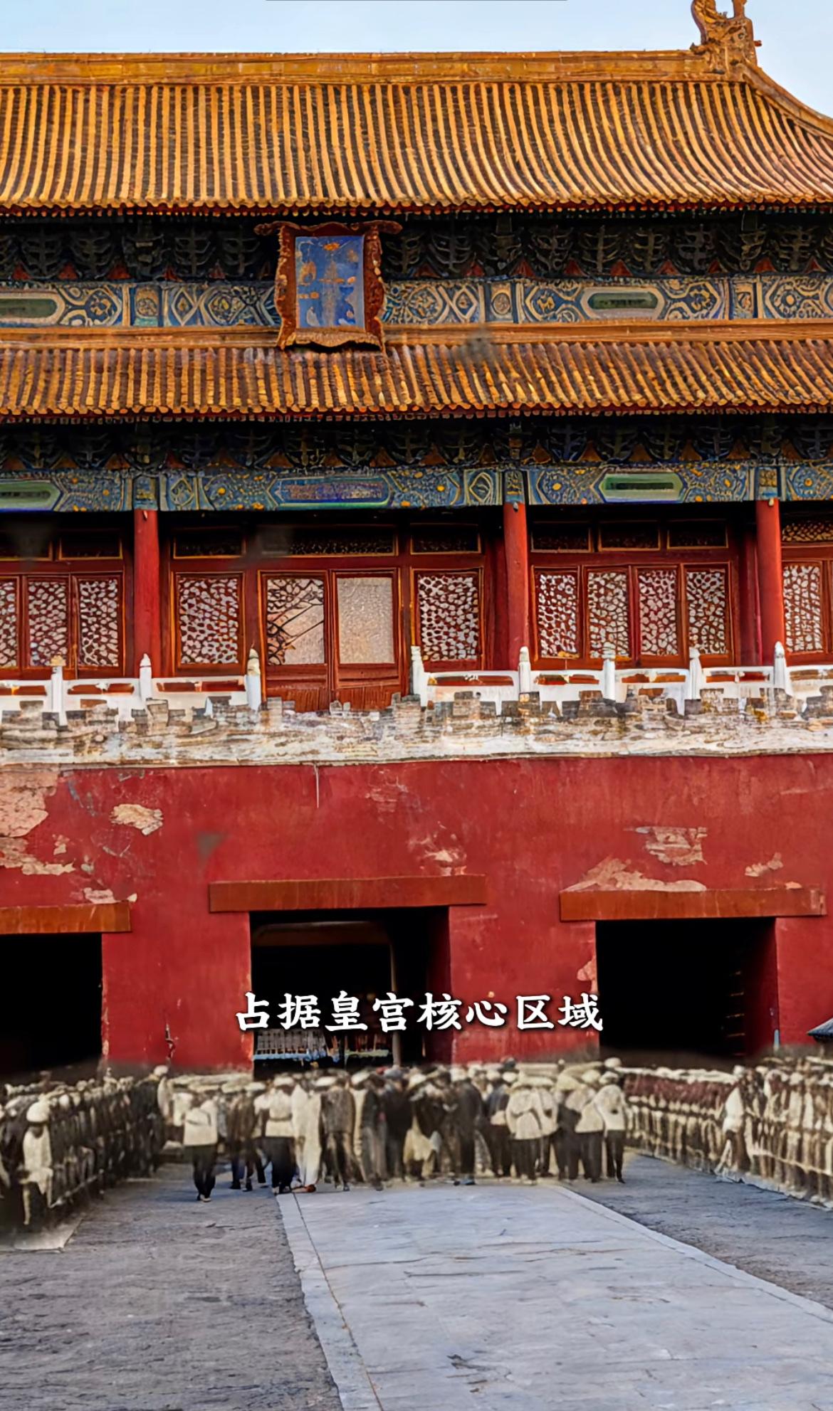 老照片：1900年，侵华的八国联军在紫禁城神武门前集合。八国联军