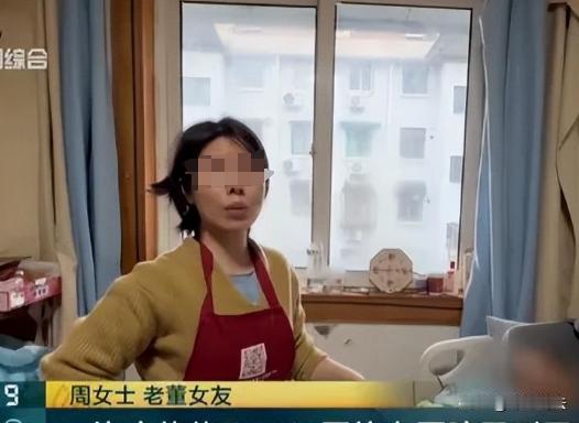 上海，一男子刚退休，却患上重病，如今瘫痪在家，他的小23岁女友专门辞职来照护。男