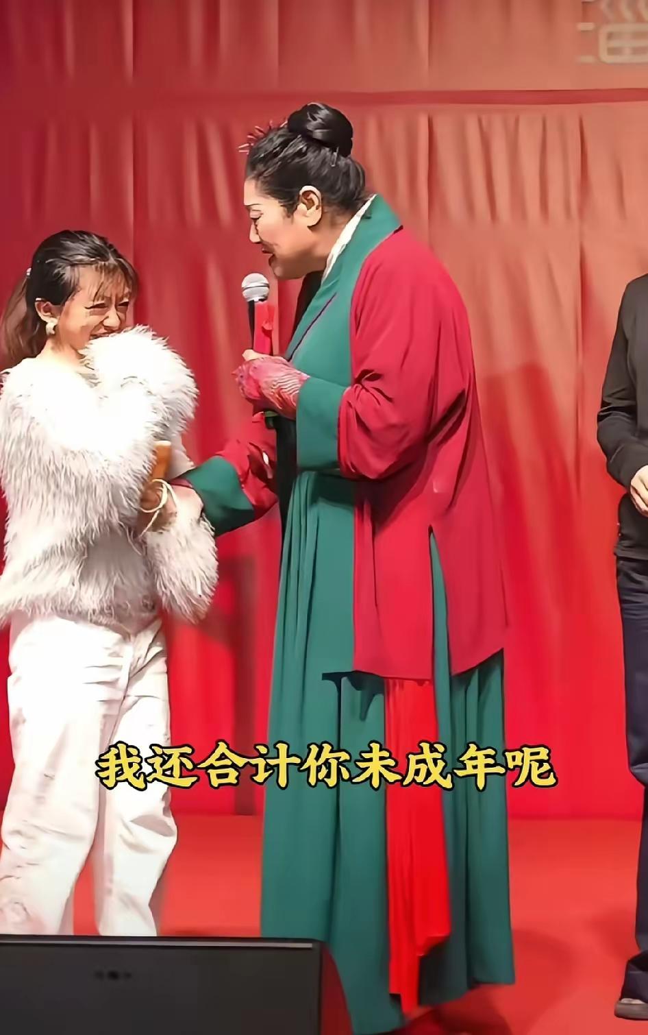 王婆说媒现场，一位外形挺拔、气质阳光的男生登台相亲，瞬间收获全场关注，不少女生主