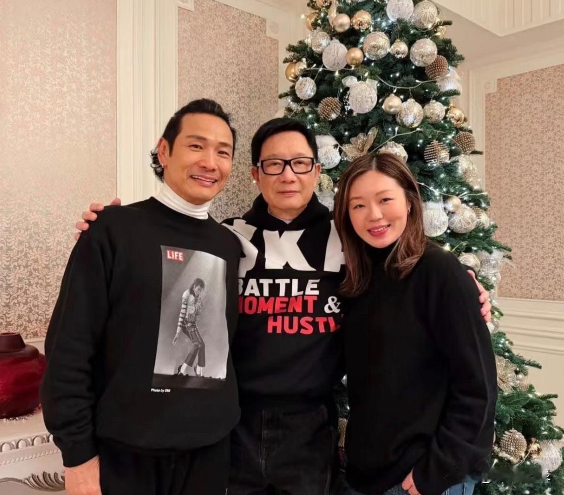 63岁杜德伟和老婆一起去朋友家参加圣诞派对，他看起来好年轻，长相和年轻时相比没啥