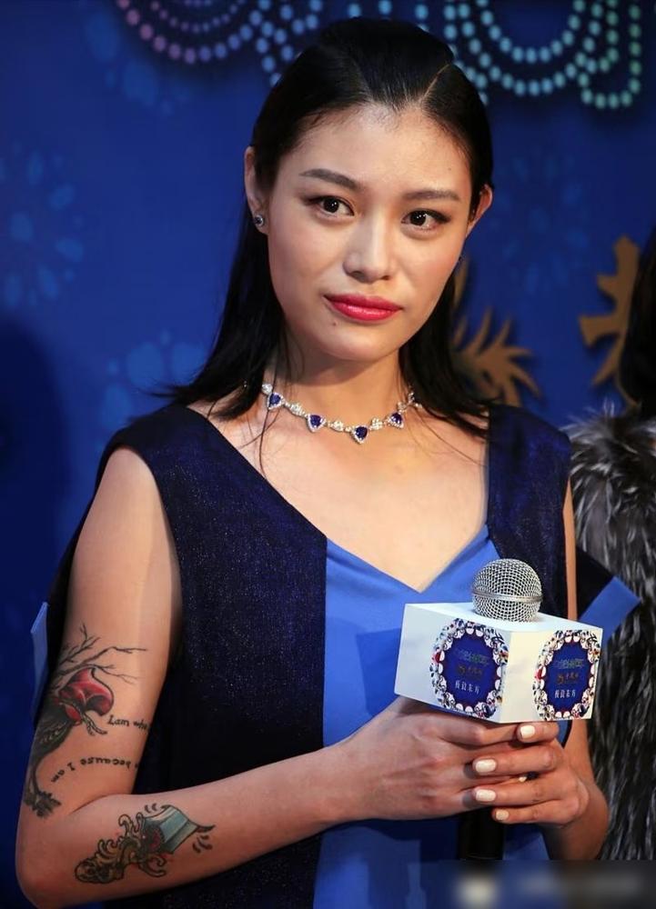 老炮硬生生把三十万分手费拆成六次掏，她每拿五万块就得按红指印写一张绝不再要钱的收