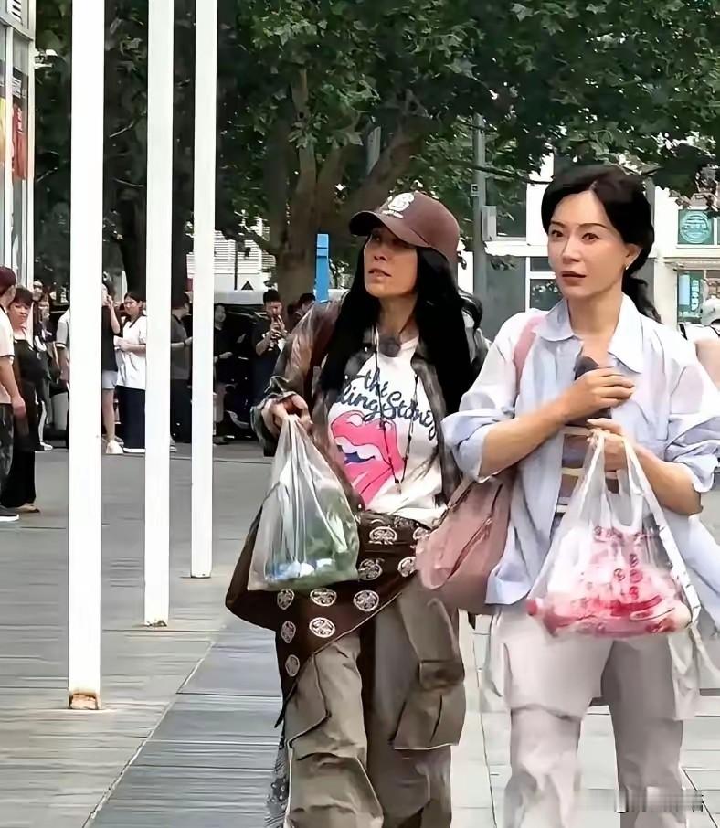 有网友街头偶遇那英和陈数出门买菜，两人都是素颜，状态特别接地气。同样是私下出行，穿搭差距却很显眼，5