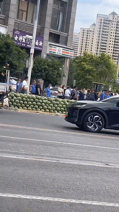 太原电子街真武路口，摆的确实夸张，西瓜出名了。