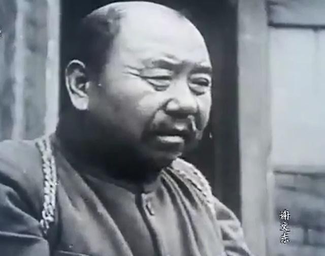 1942年，赵尚志牺牲后，脸朝下趴在雪地上。一个汉奸踢他的脑袋，谢文东见状大怒，