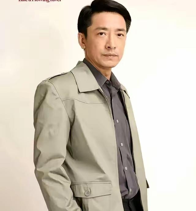 果然姜还是老的辣。我问我爸：王鑫又是演员，又是中戏主任，有名有利，一辈子都稳了