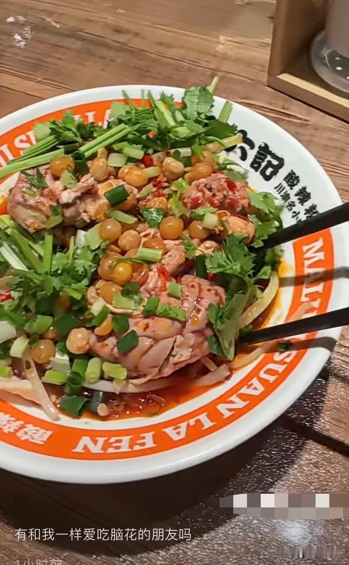 发现了吗？己所不欲，勿施于人！汪小菲回到北京考察酸辣粉小店，还亲自炫了下