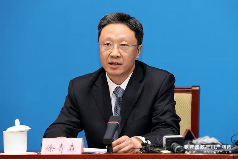 中共中央批准: 徐青森同志任福建省委委员、常委