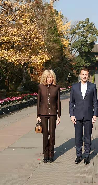 72岁的布丽吉特，把“优雅到老”这四个字演活了。看她穿西装裤的样子，腿型直