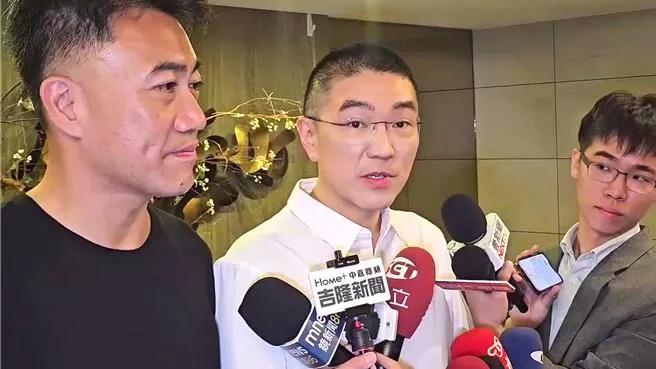 全台第一波罢免投票26日上午展开，基隆市一早各投开票所陆续出现投票的人潮。基隆市
