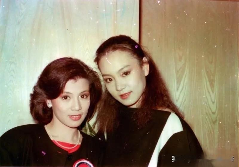 翁美玲&刘雪华合影📽️1984年1月20日的剪彩照，眼睛一下就钉在阿翁身上了—