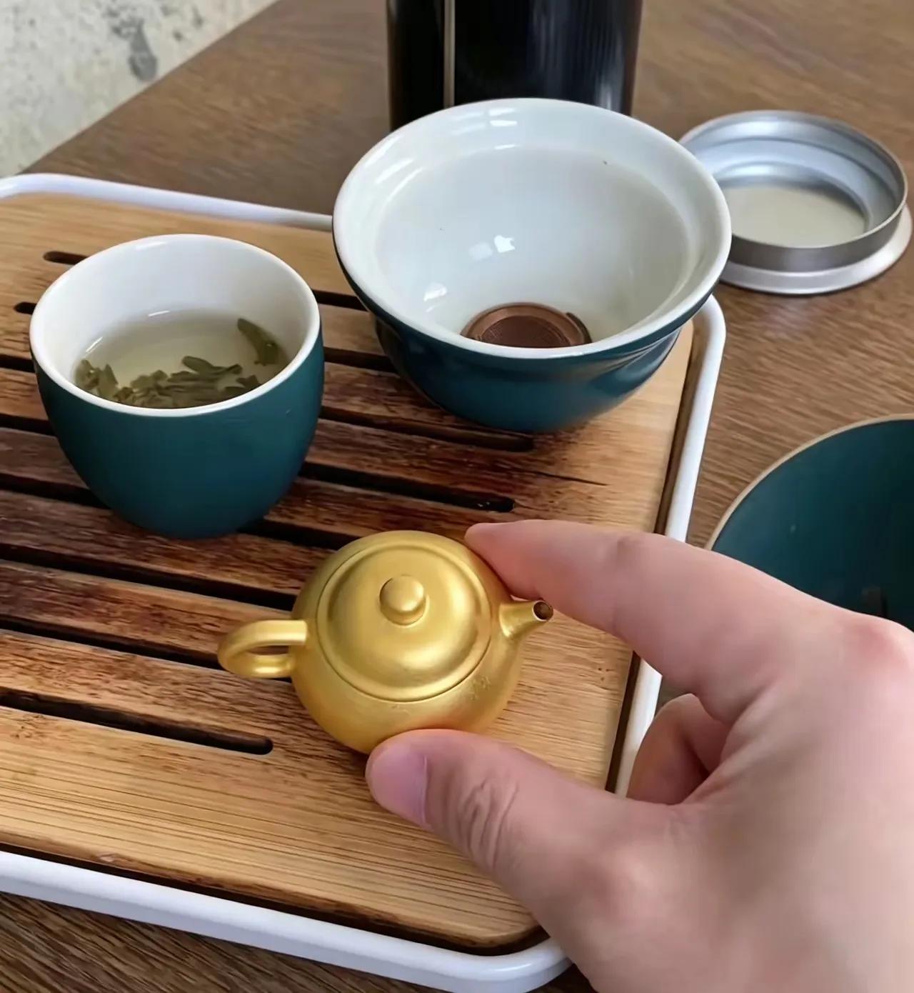 我知道岳父喜欢喝茶，今年中秋节送了他一把金茶壶。小舅子非说是镀金的，拿到金店用火