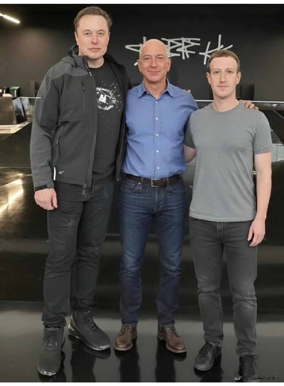 美国Ai三巨头的合影，马斯克的个子是最高的，也是最壮的，非洲白人移民的体格真