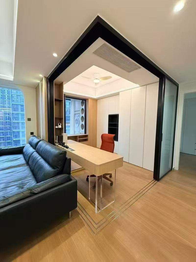 晒图笔记大赛奶白与原木的温柔碰撞，把家揉成了松弛的模样。黑框玻璃隔断划出书房的独