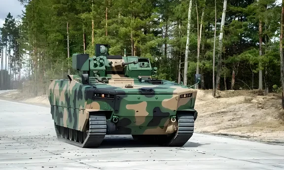 “獾式（Badger）”8×8轮式步兵战车獾式是南非丹尼尔公司，基于芬兰帕特里亚AMV底盘深度本土化