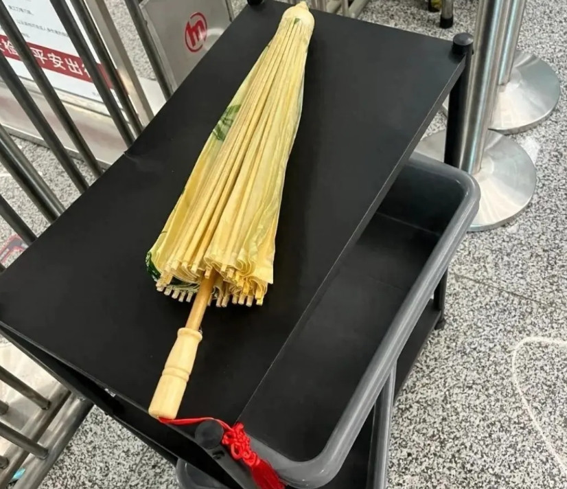 李丽琴女士称：在杭州游玩时，看上一把油纸伞，想着带回家当纪念品。结果乘地铁时被安