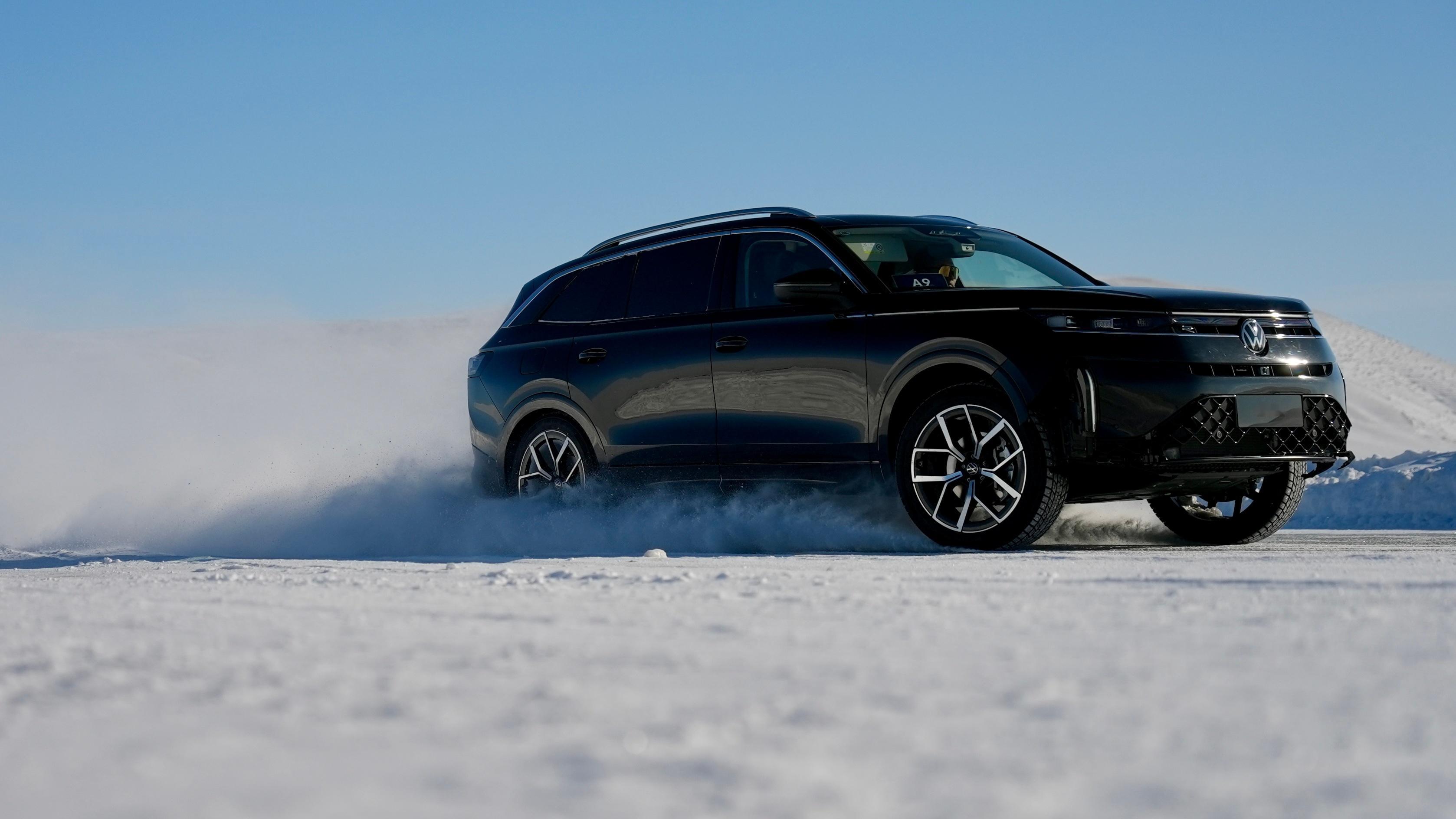 实在是太好玩了～没想到高高大大的家用SUV也能在零下40度的极寒在冰雪赛