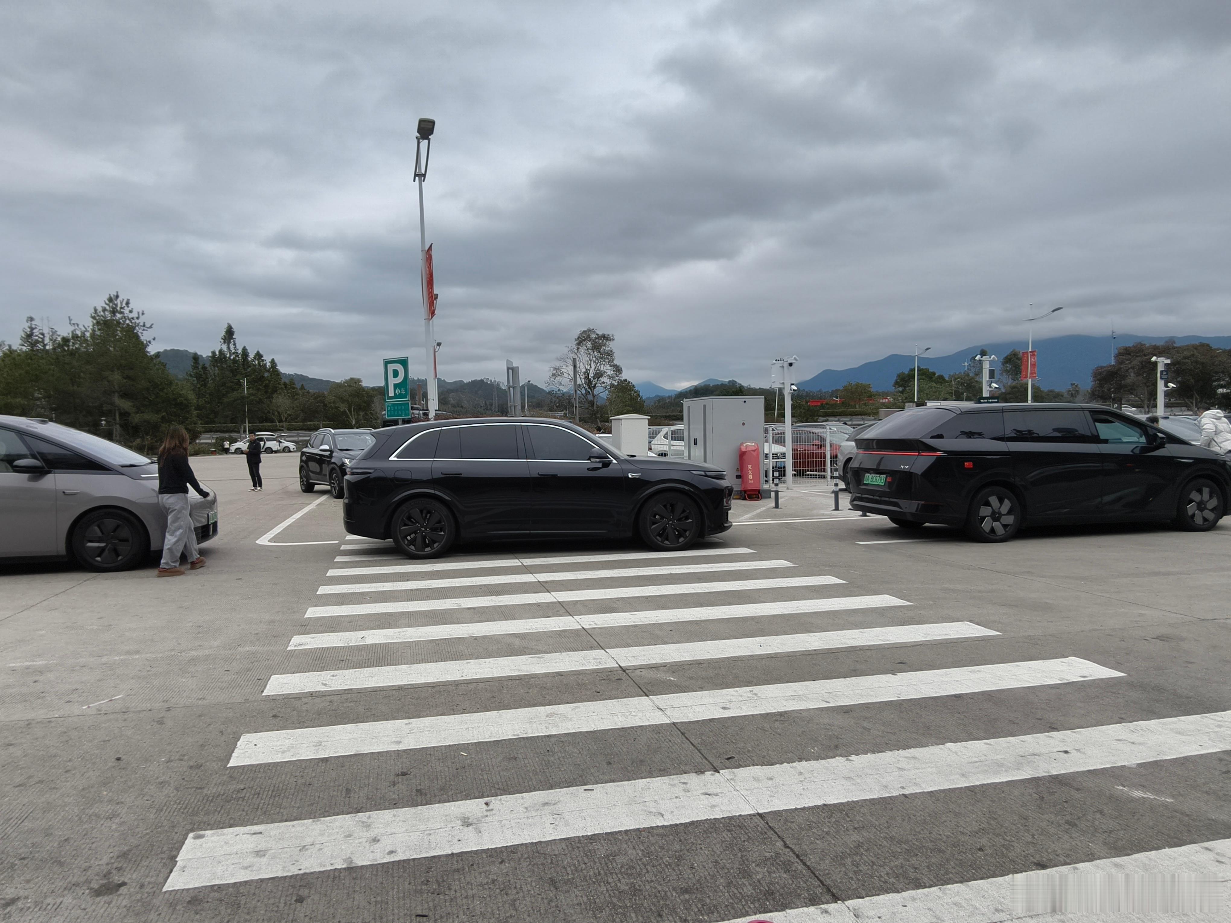 给大家汇报一下：13:56进服务区14:13开始充电14:30充电结束充电