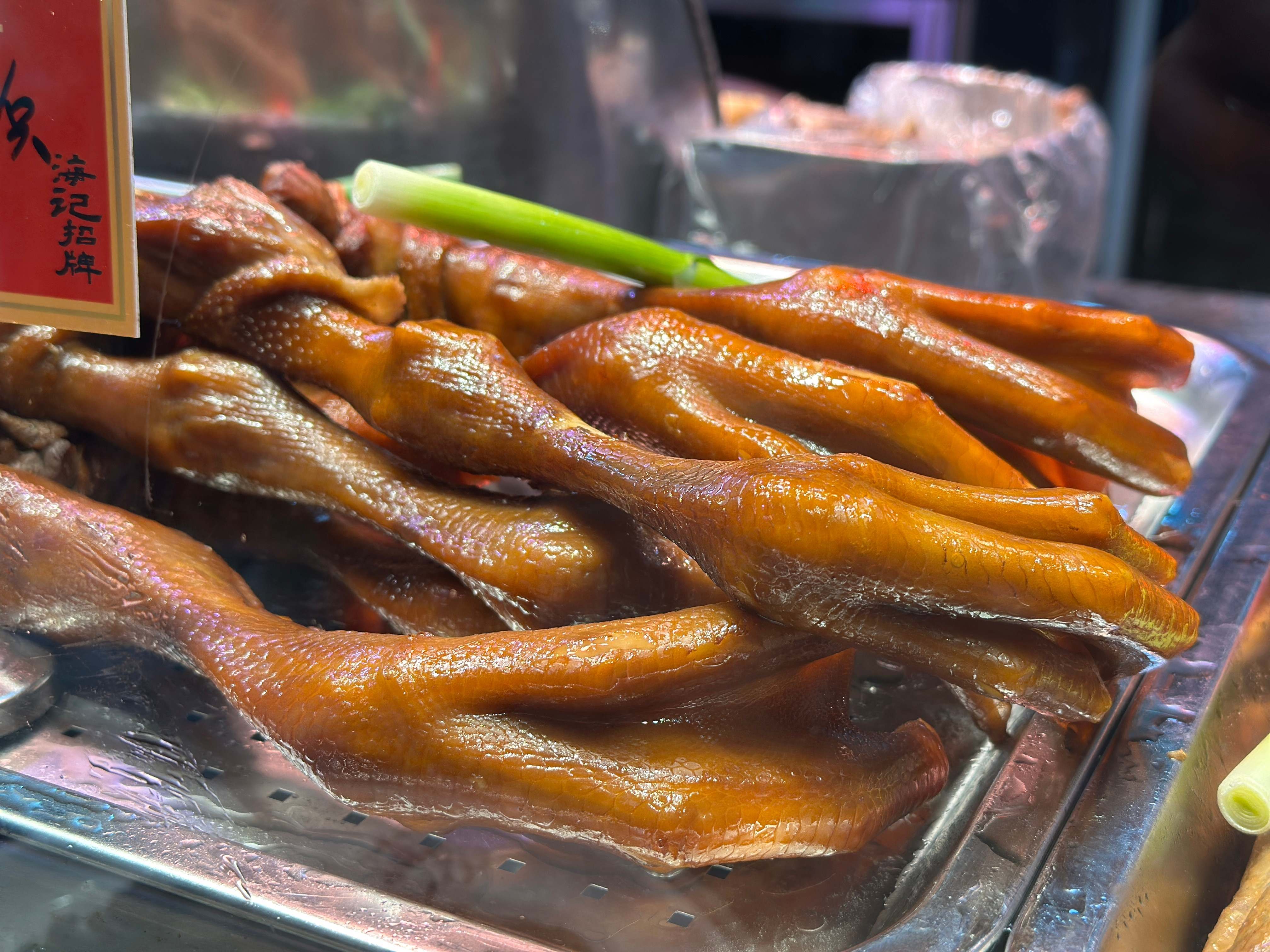 如果在上海挣钱，在东莞生活，应该很爽吧。。。真的是好吃又便宜。打开点评，全是人均