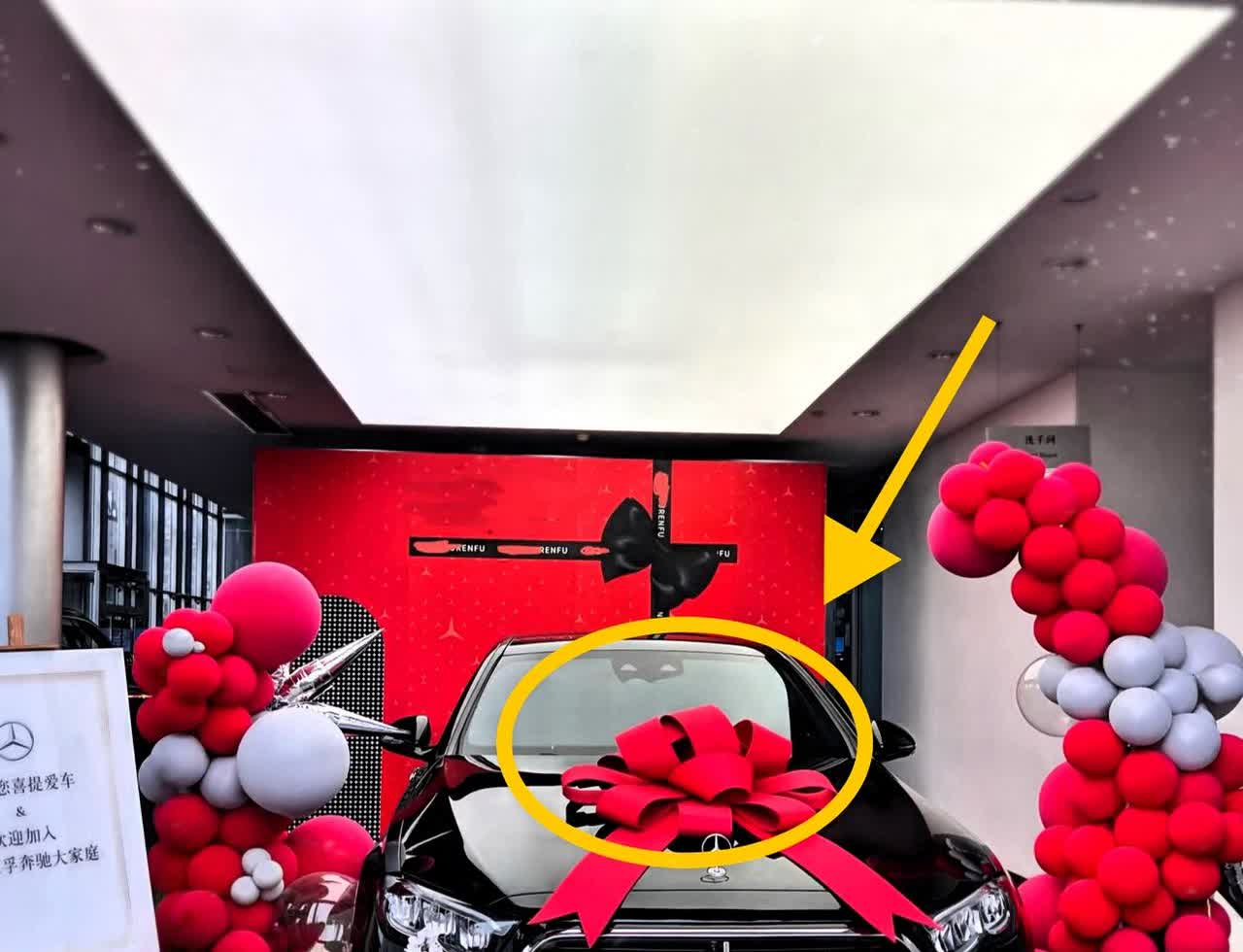 这是我闺女昨天提回的车。我这当妈的心里直犯嘀咕：明明新能源车都卷上天了，年轻