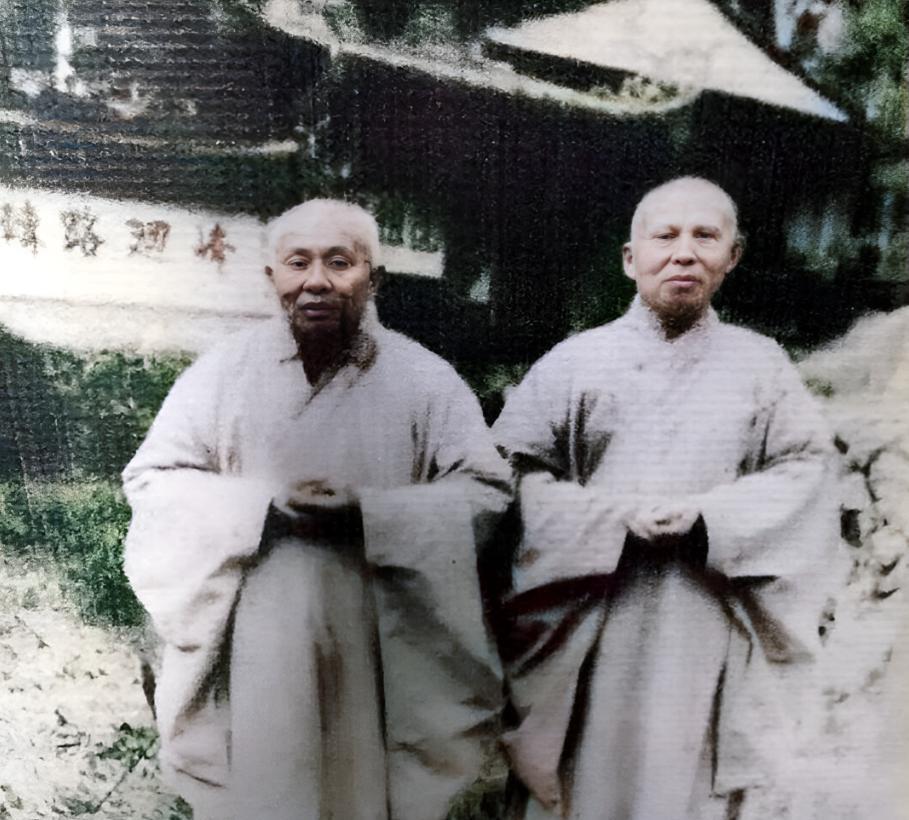 这两位高僧曾是红军中的高级干部。因队伍投敌叛变，又遭受敌人的搜捕，两人被迫选择出