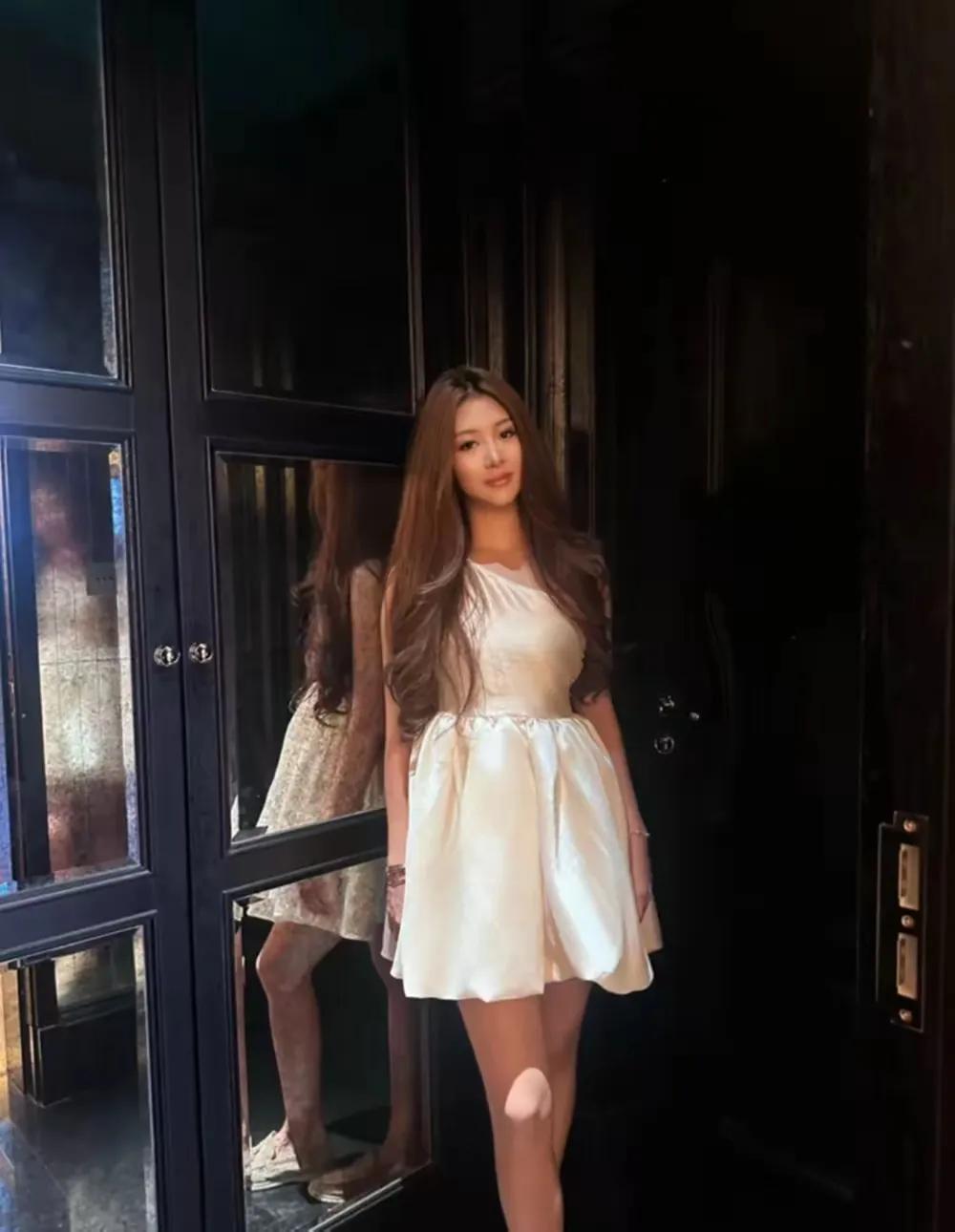 章子怡大侄女19岁生日，打扮成熟像29岁的身高170的19岁的月亮长得和妈妈殷