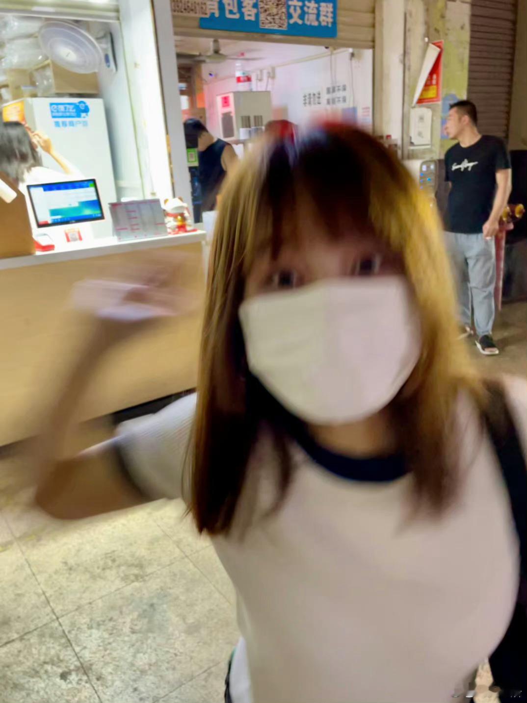 在机场打的车，两三分钟就上车了，司机突然来一句：我这有10块钱停车费，你能帮