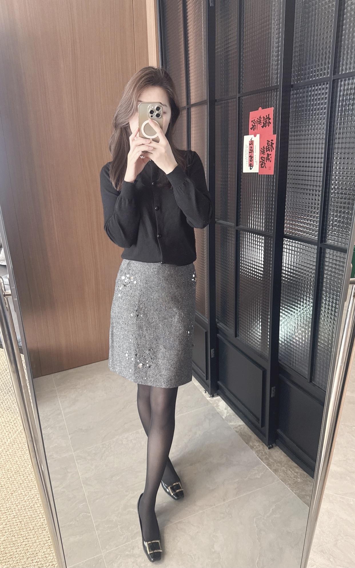 怎样完成气质风穿搭选择简约款式的衣服，避免过于花哨的设计。