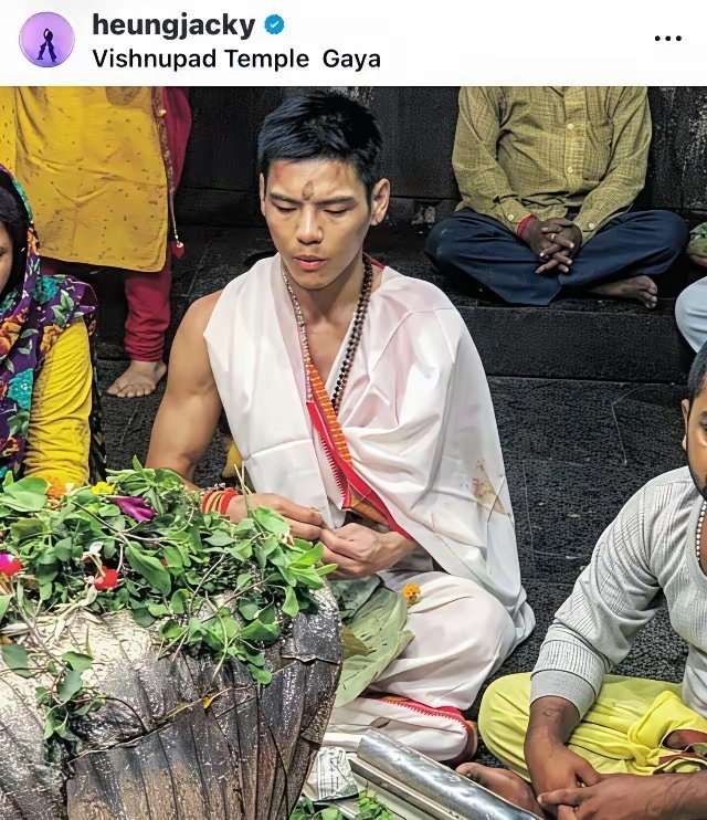 向佐18年就在印度修行了，照片里他认真打坐，弟弟向佑背着包一脸不耐烦。他师傅李连杰也总在尼泊尔西藏修