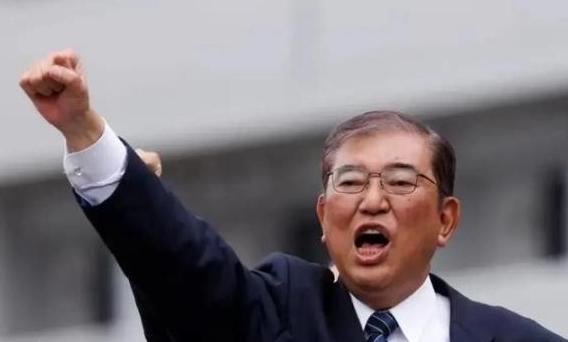 中美贸易战打得火热的时候，日本突然跟进制裁，断供了十多种关键半导体材料，比如光刻
