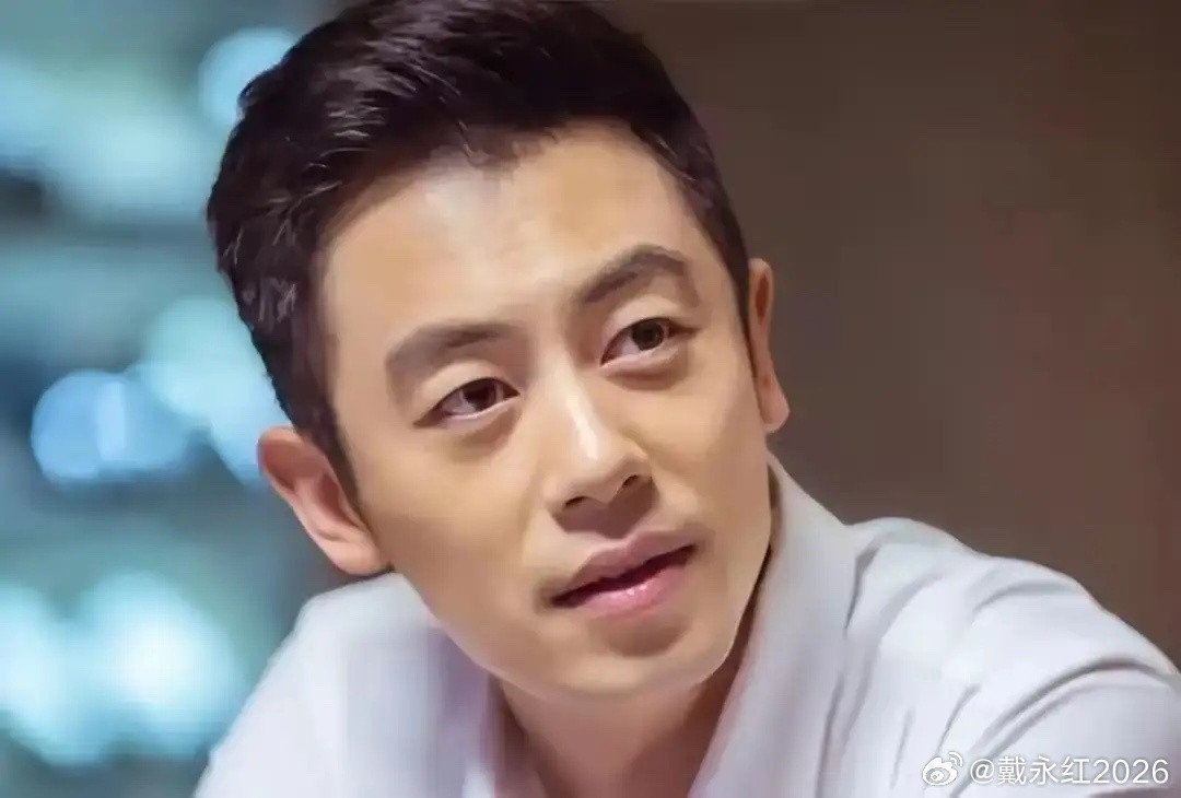 2008年，朱亚文演完《闯关东》拿到单集几十万的片酬，三年后，他跟陪自己从北电学