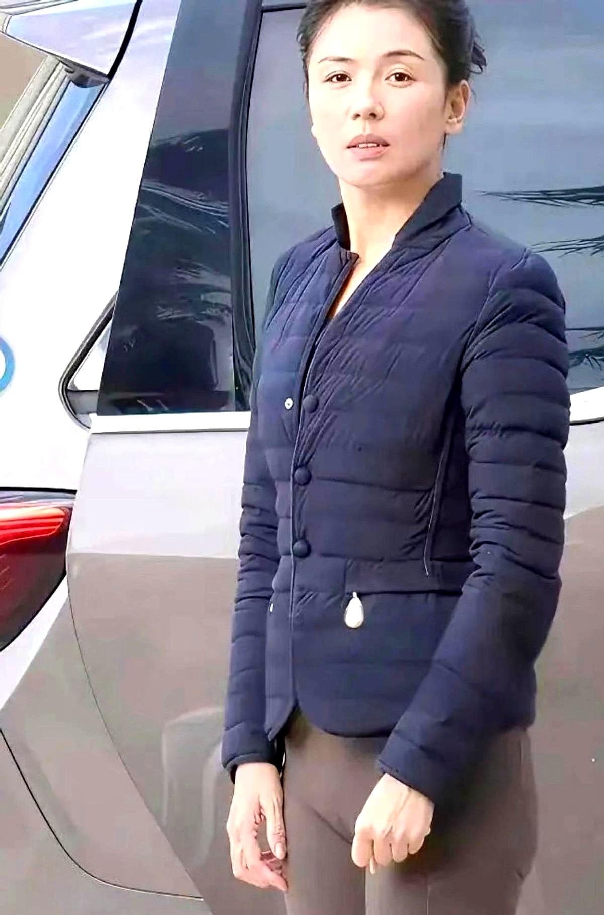 刷到刘涛那张图，我承认我愣了三秒。这身健身裤造型引起了争议，很多人觉得不得体