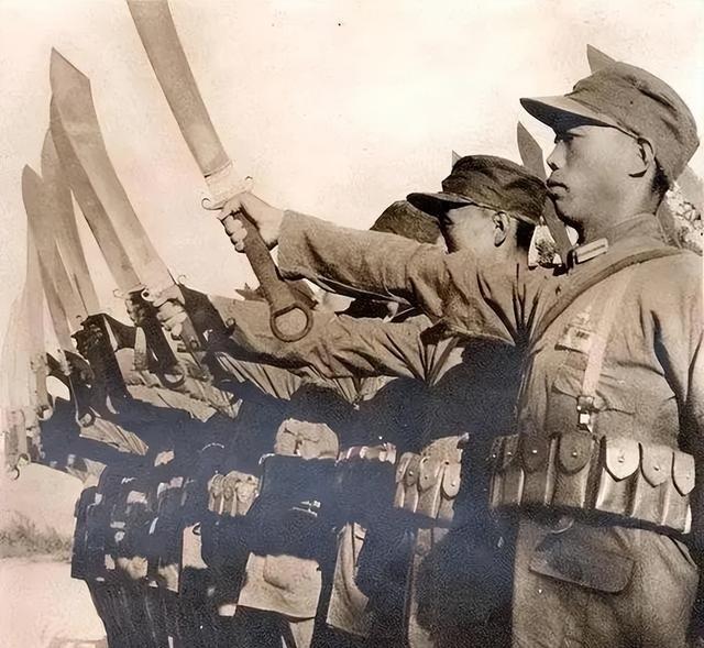 1933年寒冬，29军把大刀泡在煤油里，不是防锈，是要让刀刃更锋利。当时日军装备