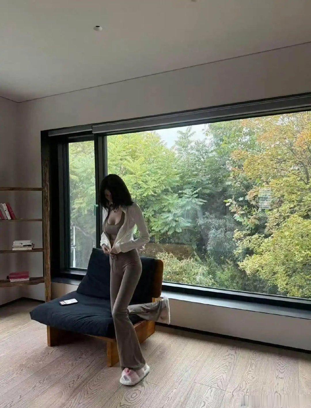 何穗穿短裤瑜伽服秀身材，这比例是真实存在的吗​