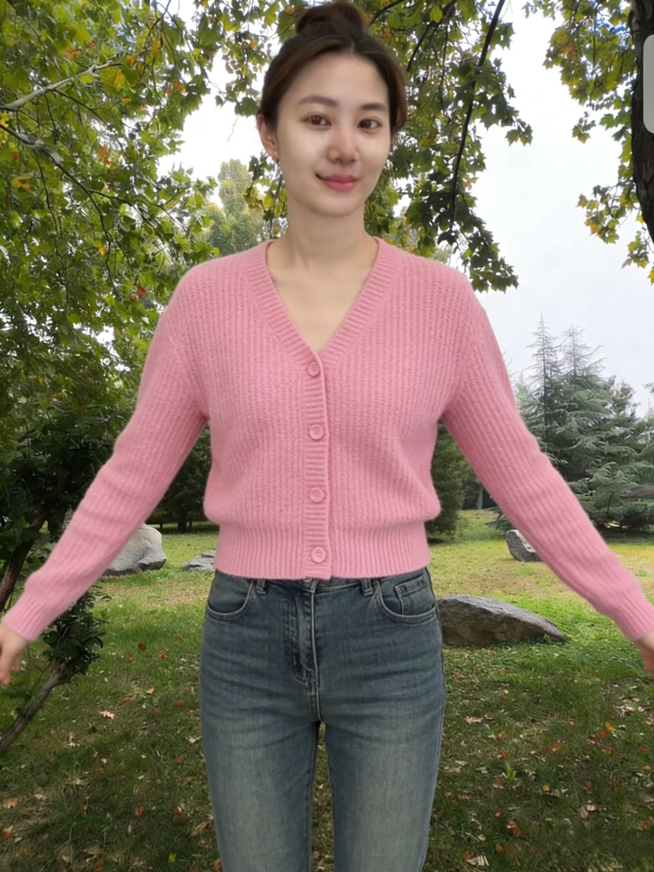 绿树荫中晴光柔，粉色衫影摇碧丘。眉际浮云凝浅笑，鬓边凉露缀清秋。石横草际疑眠