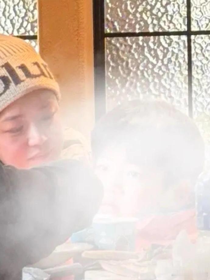 陈妍希陈晓的儿子终于露脸啦～👀五官随妈，软萌甜美挂；神态随爸，那股子酷劲儿藏都藏不住😂网友总结：