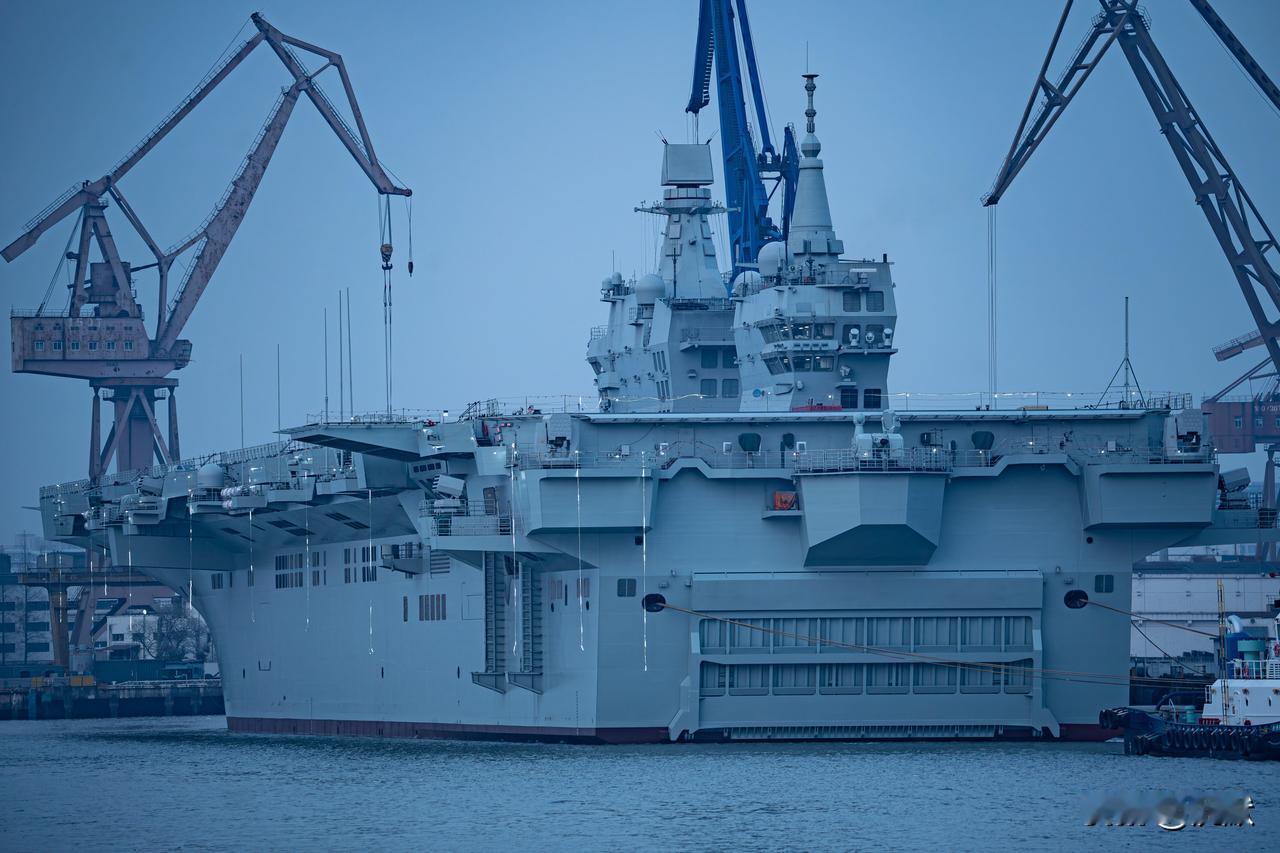 【网友惊呼：太帅了！076型两栖攻击舰为什么厉害？】076型两栖攻击舰是我国新一