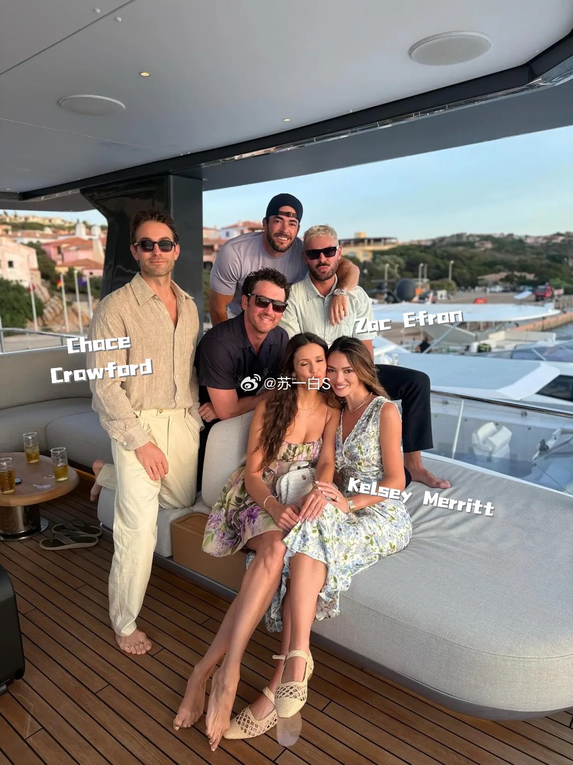 NinaDobrev在跟ShaunWhite取消订婚官宣分手后（）被拍到跟友