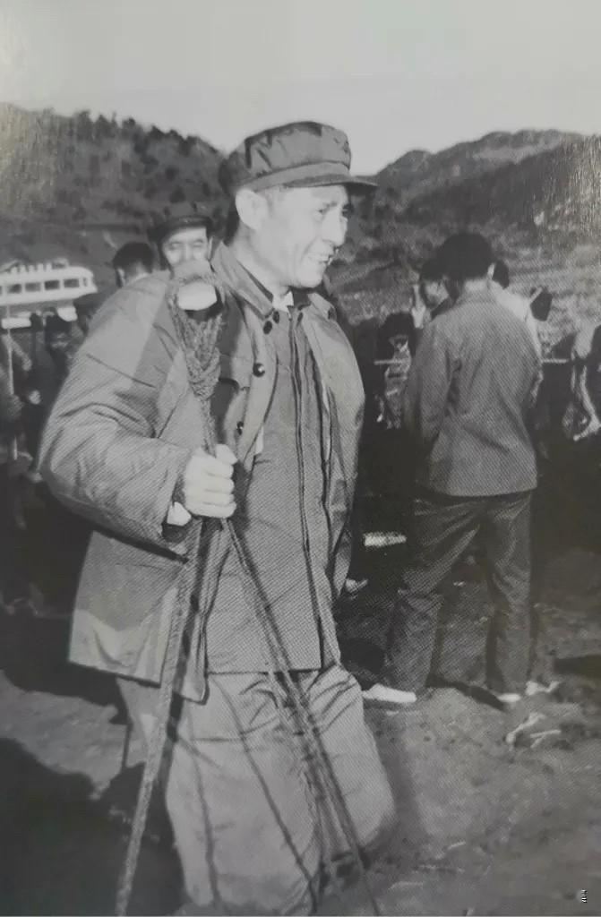 1975年，时任昆明军区副司令员兼云南省委副书记张铚秀将军到郊区和群众一起劳动时