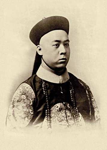 1908年，28岁的他胜券在握的穿上王服，站在宫门口等待继承皇位，结果被一个3岁